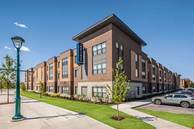 Pullman Pointe - Fishers
